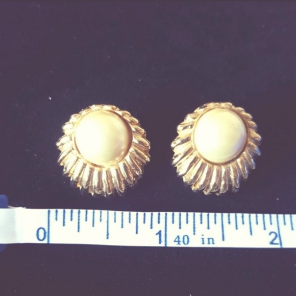 Gold tone earrings wth faux pearl. Pre owned - Picture 3 of 3